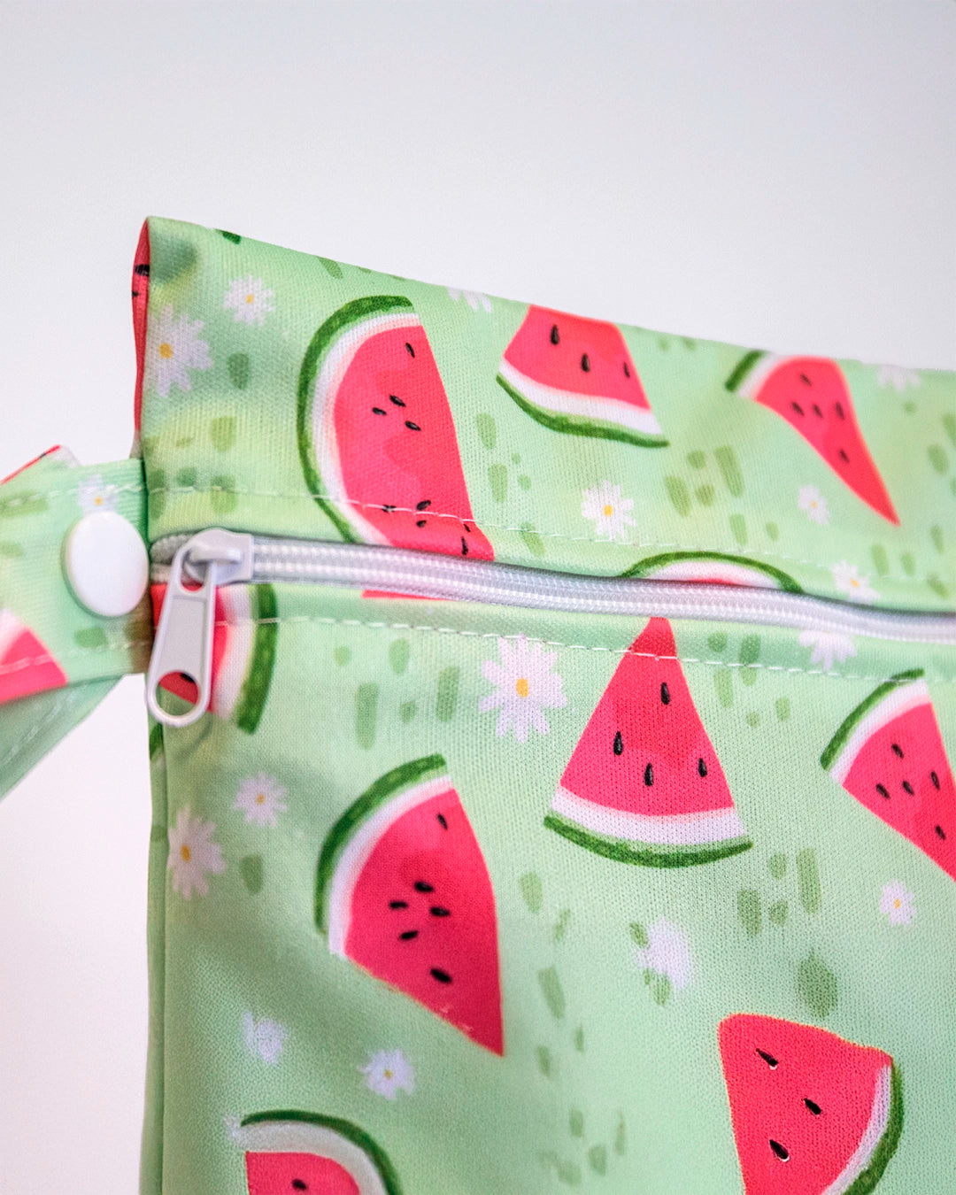 Detailaufnahme des weißen Reisverschlusses unsere MYLILY Wetbag mit Wassermelonen-Muster.