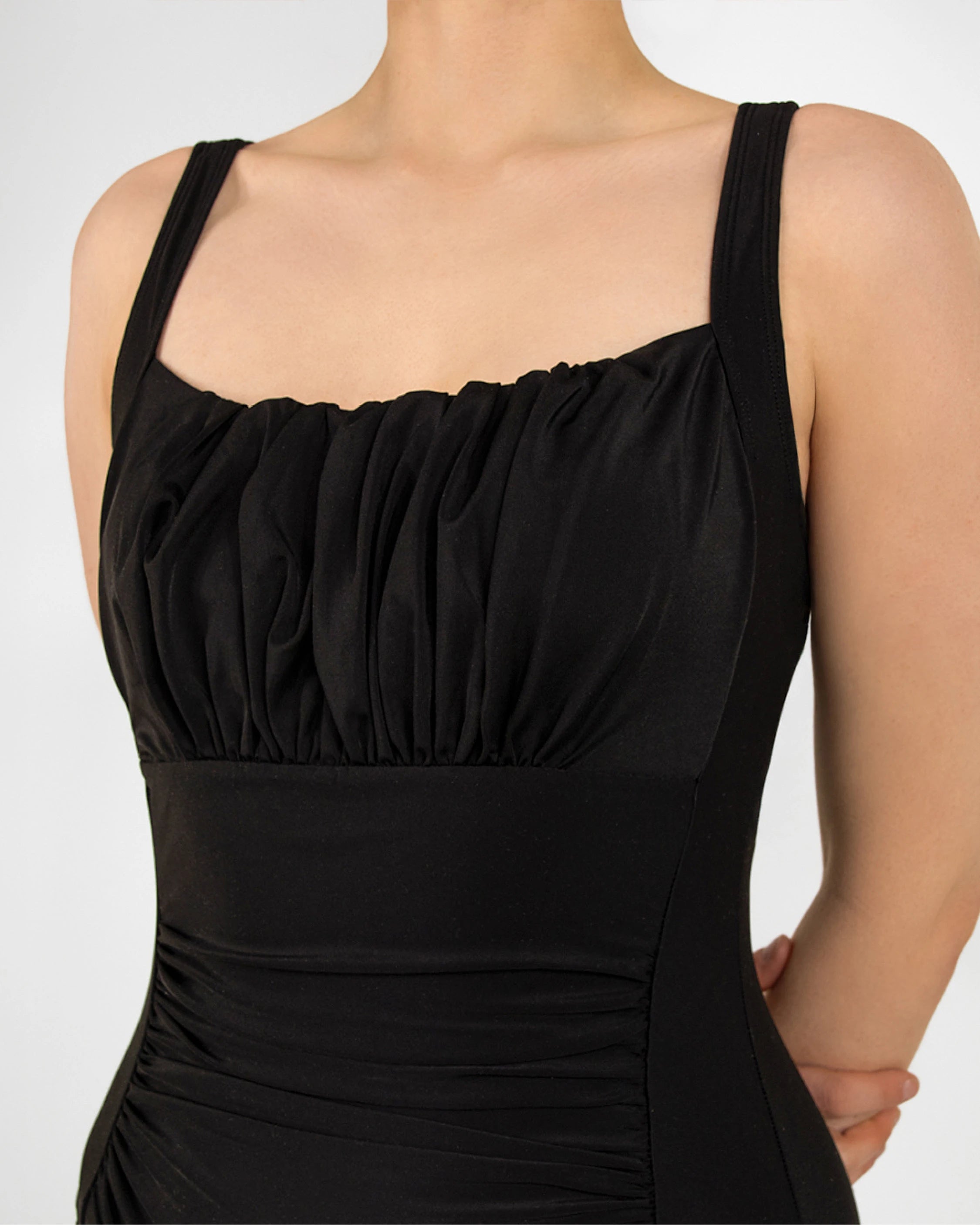 Detailansicht der Rüschen in dem oberen Teil des Shape Badeanzug in schwarz.