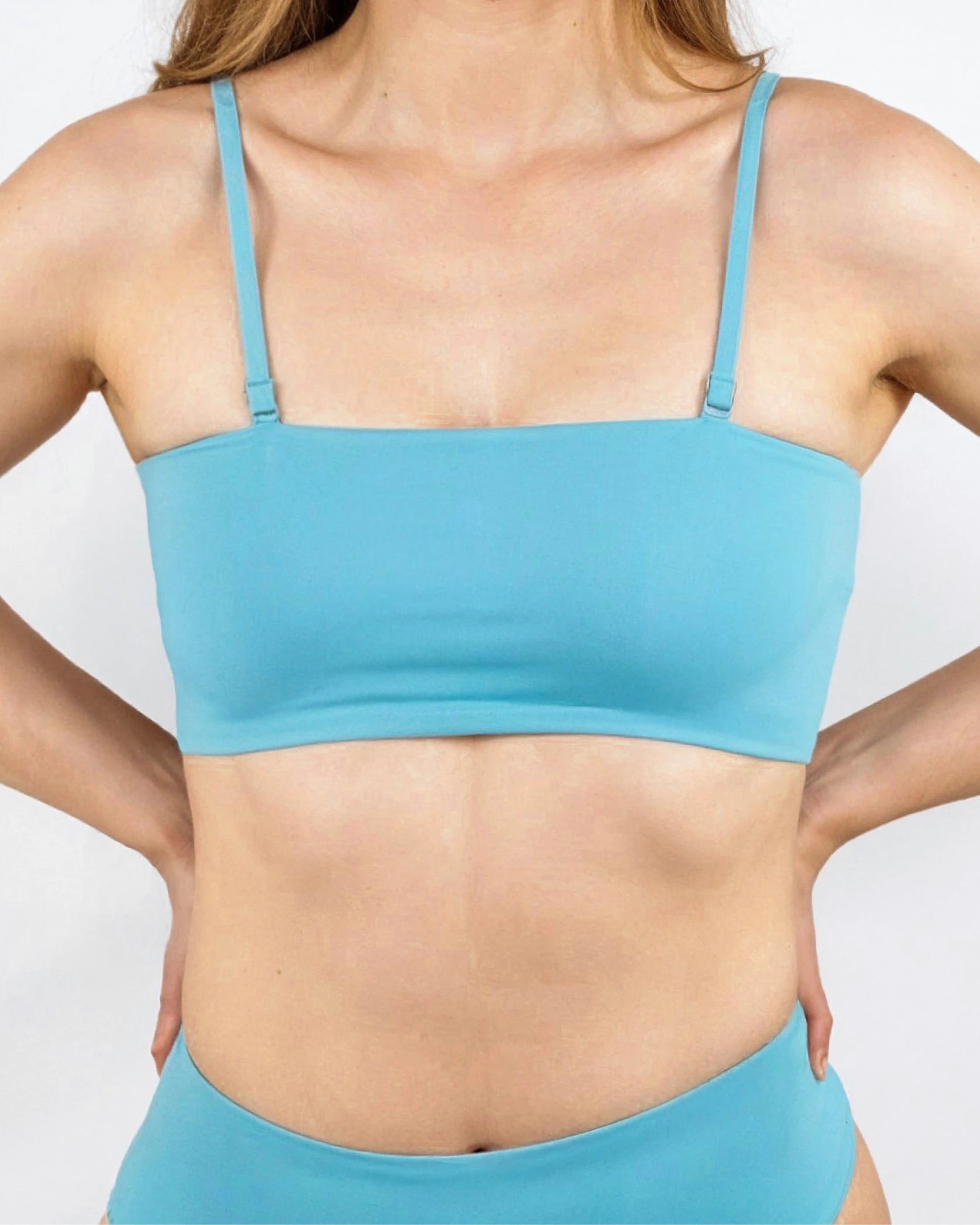 MYLILY Bandeau Bikini Oberteil in himmelblau. Das trendige, simple Design sie an jedem einfach toll aus.