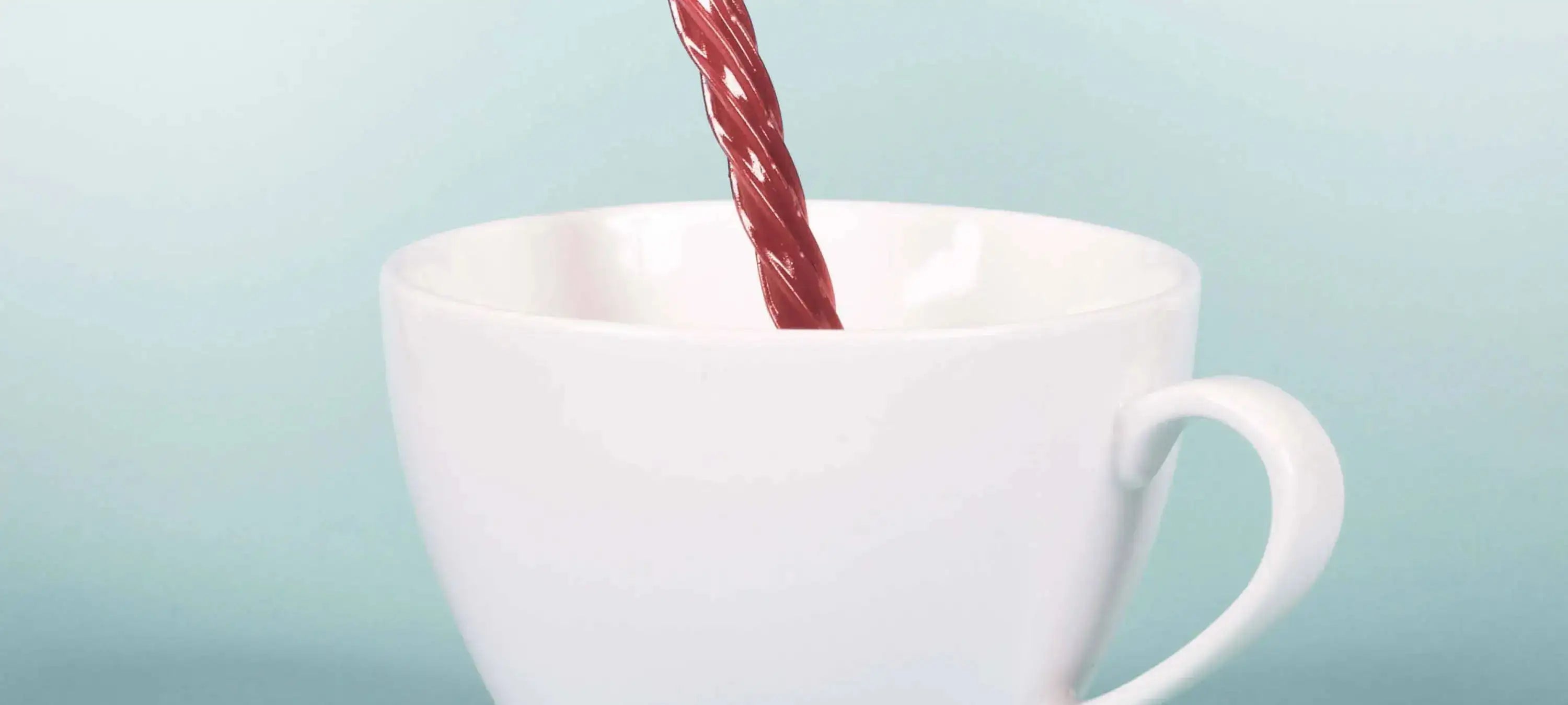 Tasse, die MYLILY Menstruationstasse repräsentiert, die sich als Alternative zu Einwegprodukten eignet.  