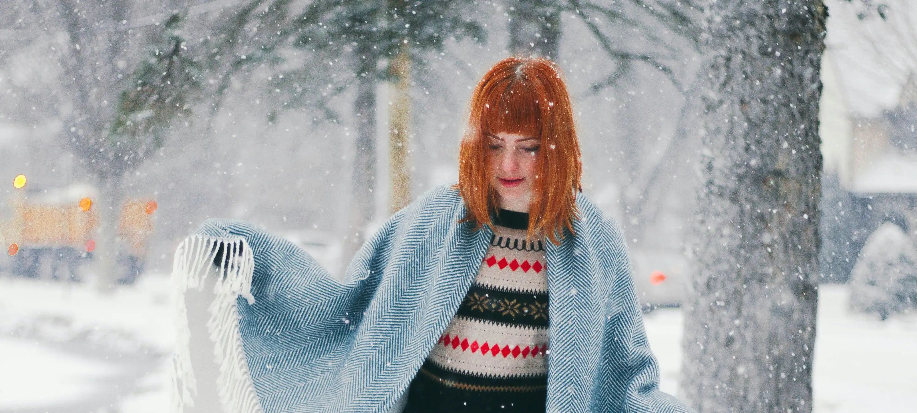 Eine Frau in winterlicher Landschaft ist abgebildet. Sie hat einen Vitamin-D-mangel wegen des fehlenden Sonnenlichtes.