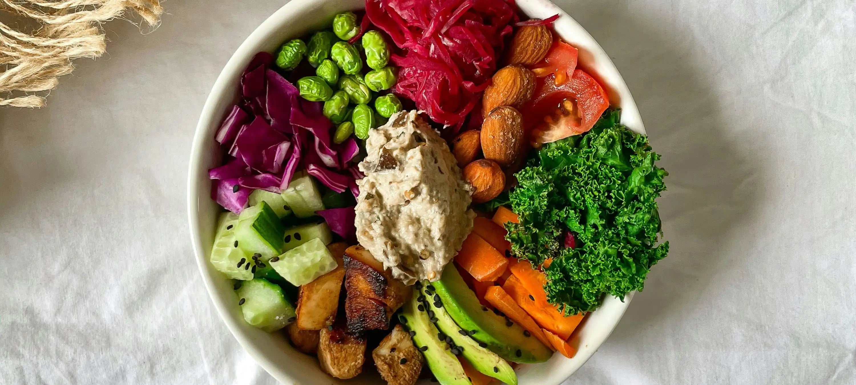 Bowl mit nährstoffhaltigen Lebensmitteln, was während der Wechseljahre wichtig ist.