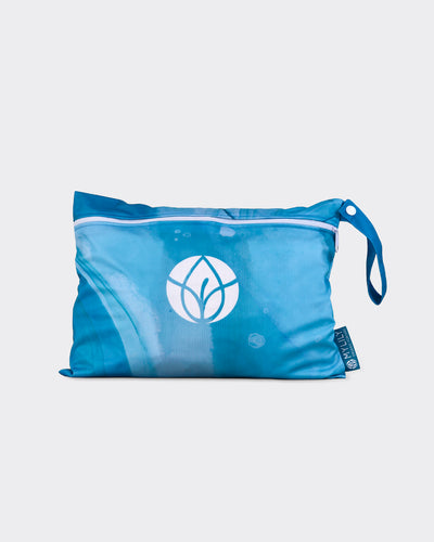 MYLILY Wetbag in Blau mit weißem Logo und Reißverschluss – wasserdichte Tasche für gebrauchte Periodenpflege, freigestellt auf hellem Hintergrund