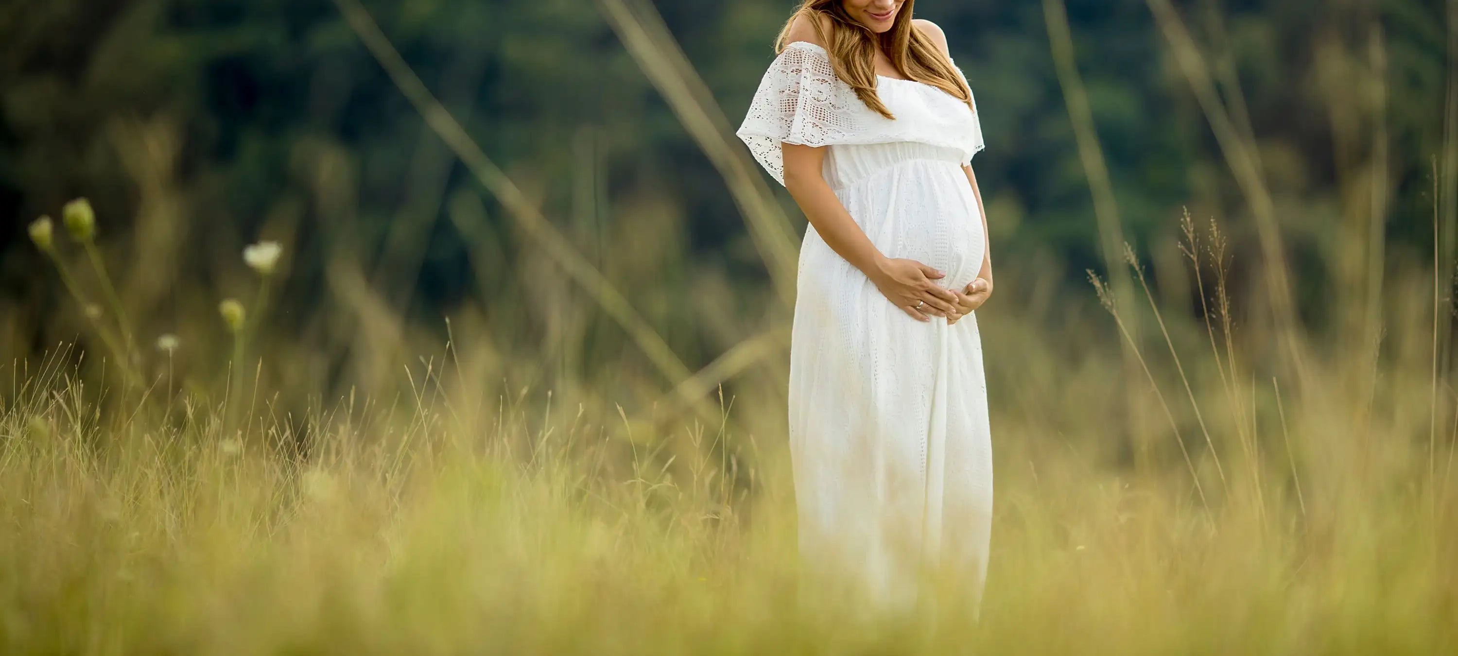 Eine Frau hält ihren Bauch während der Schwangerschaft