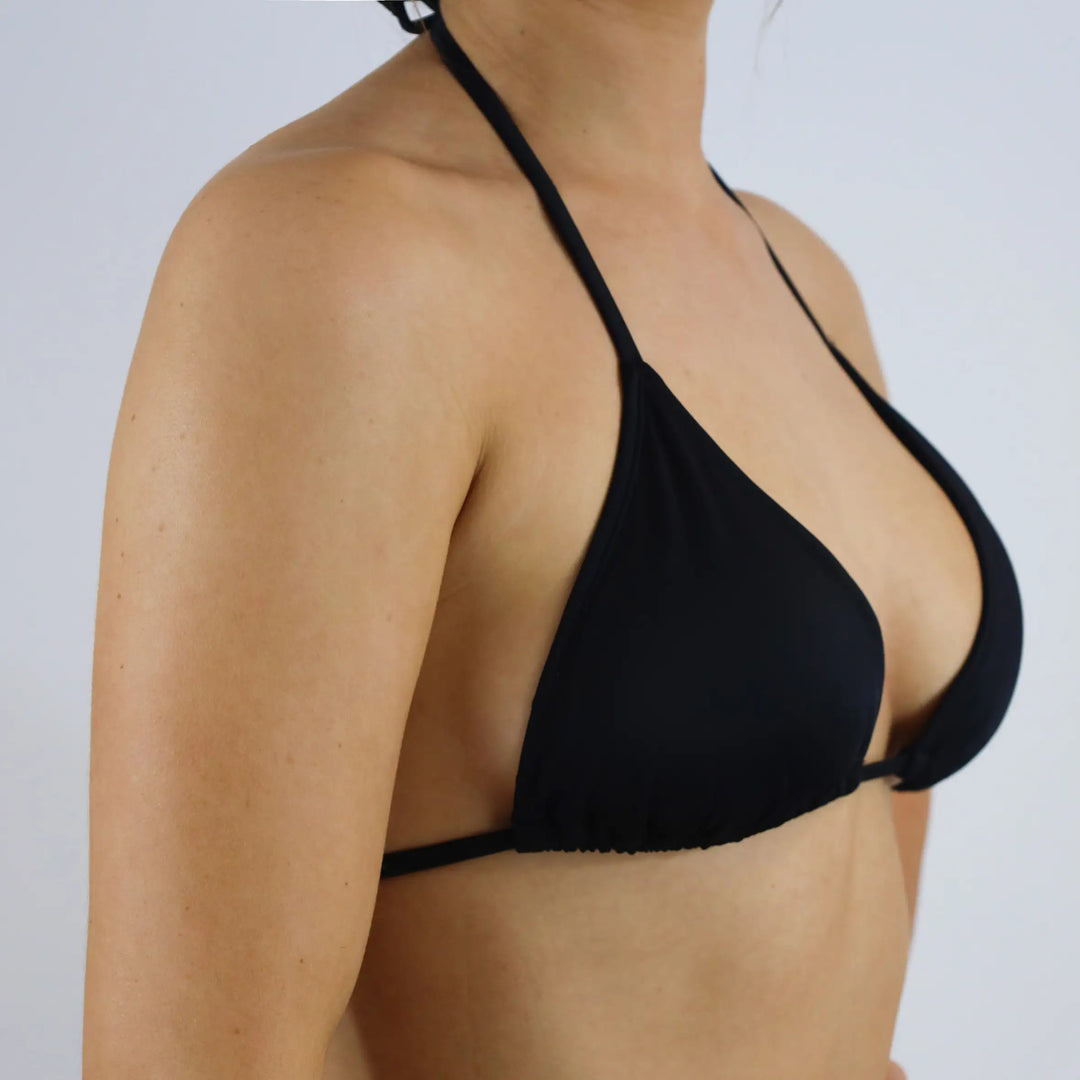 MYLILY Triangel Bikini Oberteil in schwarz ist perfekt geeignet für eine entspannte Zeit am Meer oder Pool. Das Material ist angenehm auf der Haut und der Schnitt schmeichelnd. #farbe_schwarz