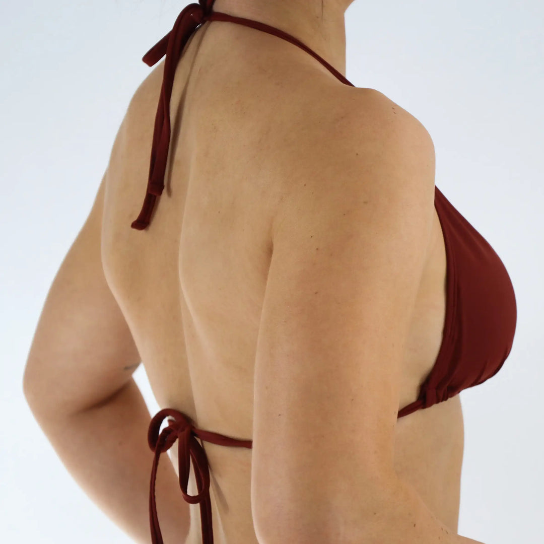 MYLILY Triangel Bikini Oberteil in schönem Rot bietet aufgrund seinen dünnen Haltern den optimalen Bikini zum bräunen. #farbe_hagebutte