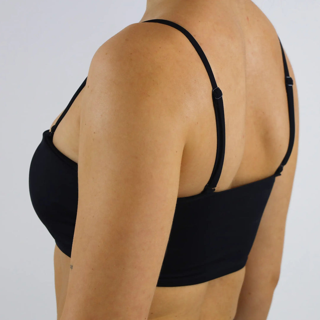 MYLILY Bandeau Bikini Oberteil in schwarz aufgrund der abnehmbaren Träger optimal zum Bräunen geeignet.