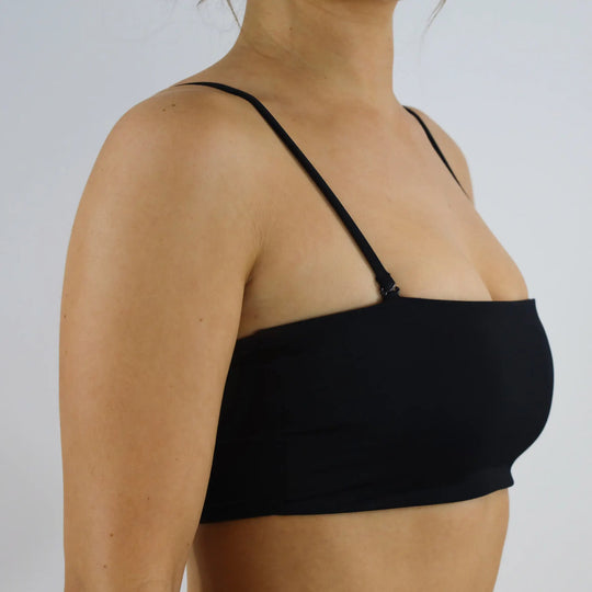 MYLILY Bandeau Bikini Oberteil in schwarz ist perfekt geeignet für eine entspannte Zeit am Meer oder Pool. Das Material ist angenehm auf der Haut und der Schnitt schmeichelnd.