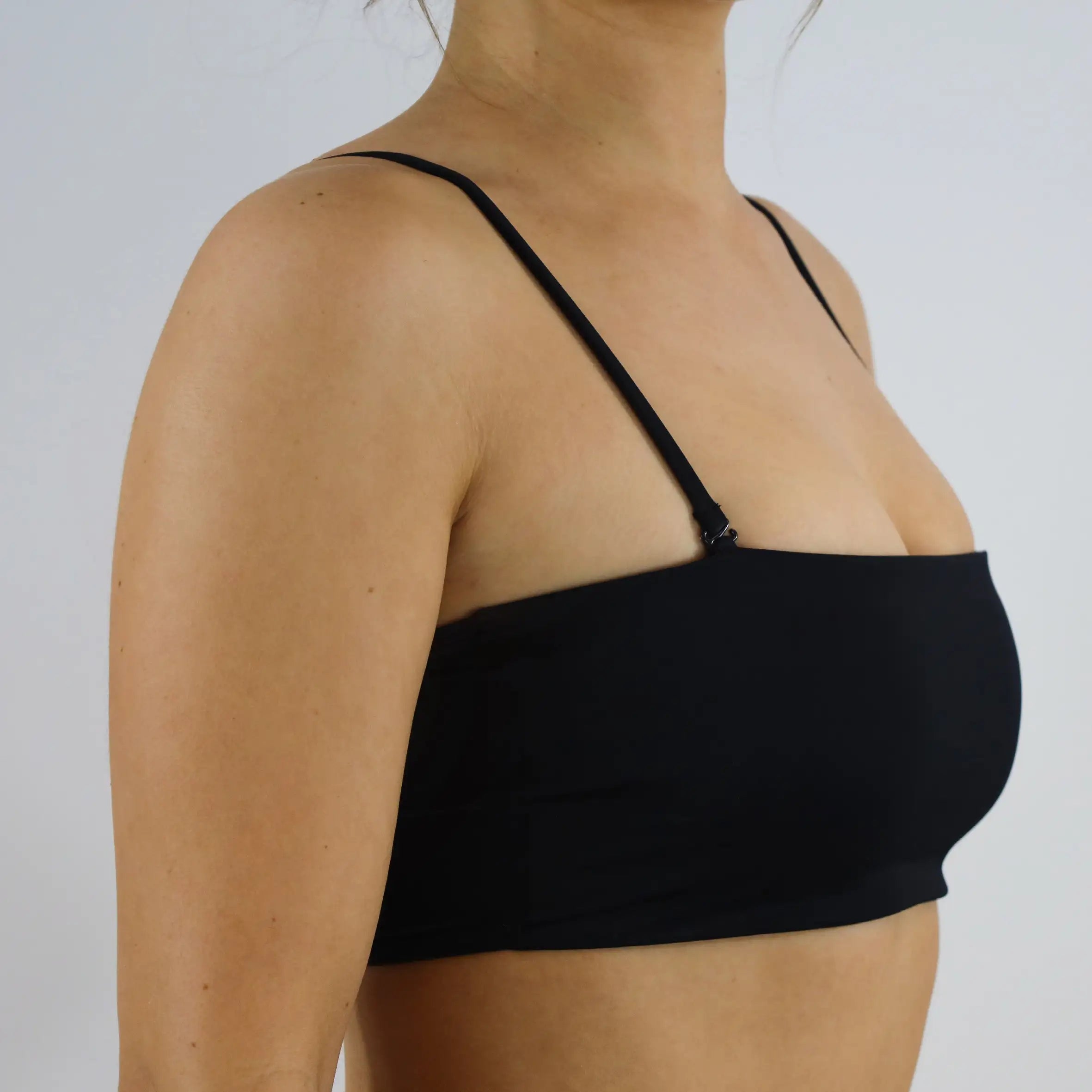 MYLILY Bandeau Bikini Oberteil in schwarz ist perfekt geeignet für eine entspannte Zeit am Meer oder Pool. Das Material ist angenehm auf der Haut und der Schnitt schmeichelnd. #farbe_schwarz