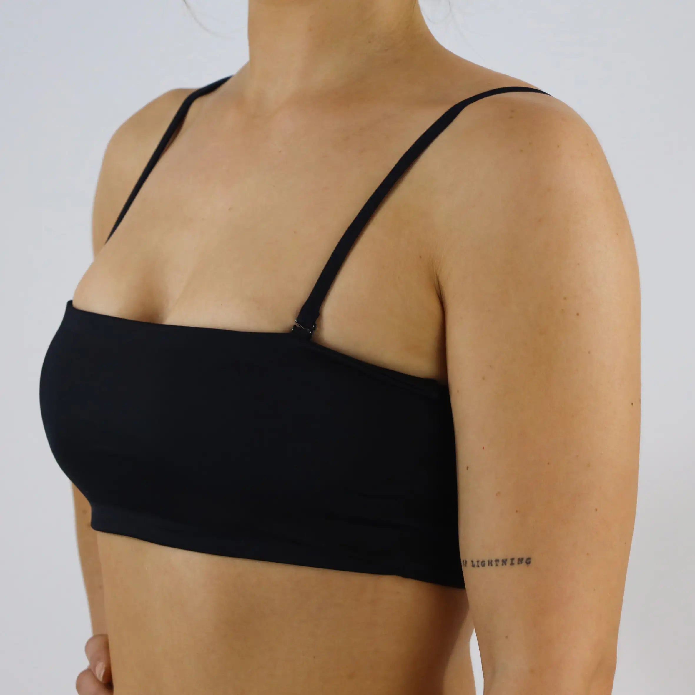 Der schwarze Bandeau Bikini ist der perfekte Klassiker mit hochwertigem Material, gutem Sitz und langer Lebensdauer bei guter Behandlung. #farbe_schwarz