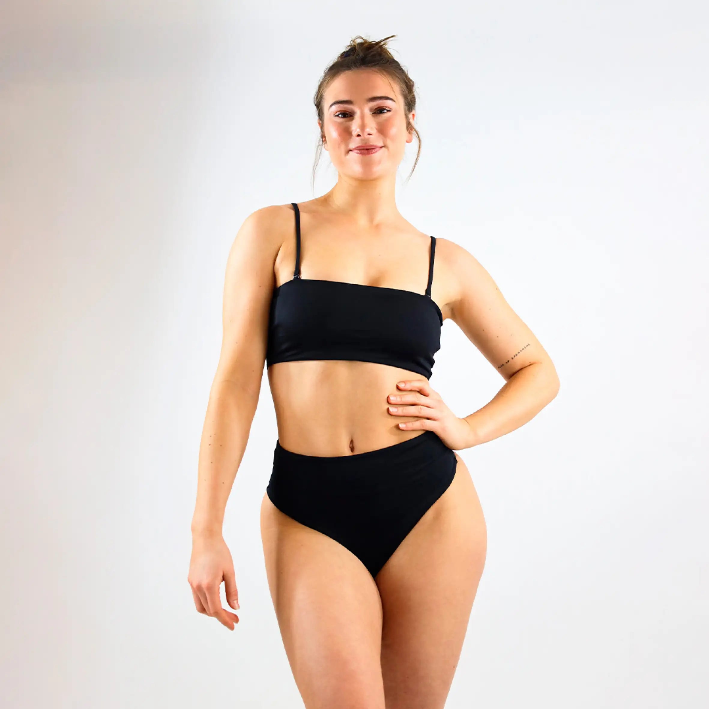 Das Bikinioberteil ist mit all unserem Bikini Hosen frei kominierbar. Stelle dir deinen perfekten Bikini für den Sommer zusammen! #farbe_schwarz