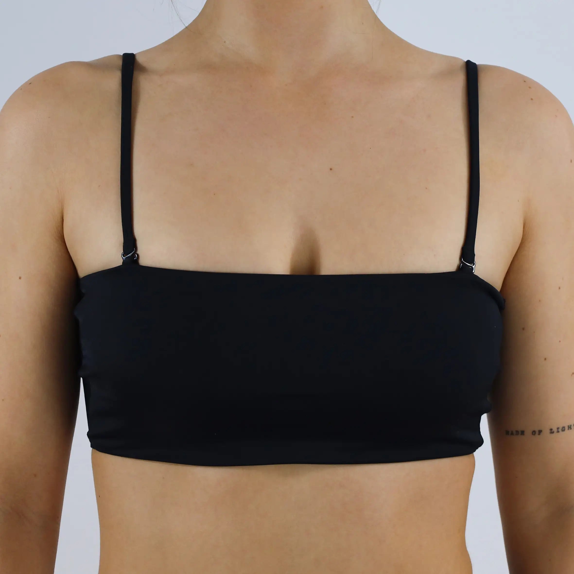 MYLILY Bandeau Bikini Oberteil in schwarz. Das trendige, simple Design sie an jedem einfach toll aus. #farbe_schwarz