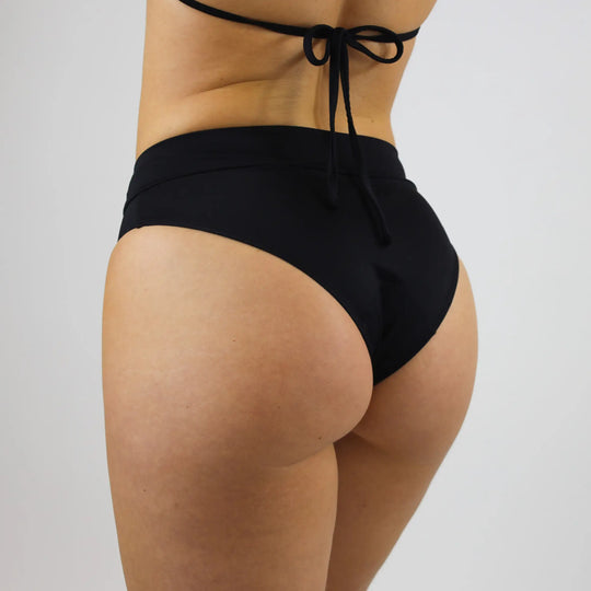 MYLILY Bikini Hose Basic Slip von hinten. Bademode für Damen 100% vegan von MYLILY organic femcare #farbe_schwarz