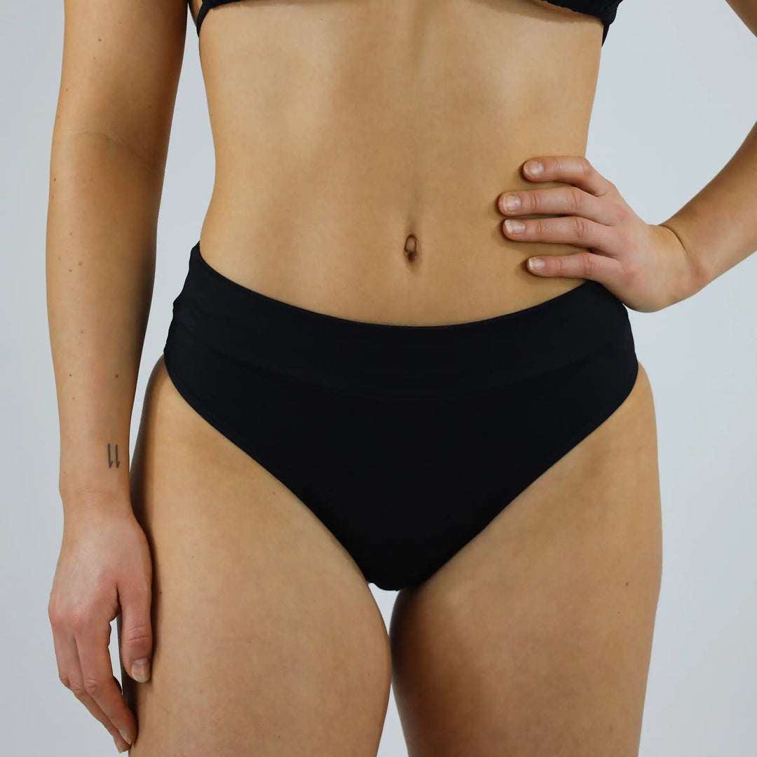 Unsere MYLILY Bikinihose Basic Slip. Nachhaltige Bademode zu 100% vegan & nachhaltig von MYLILY organic femcare #farbe_schwarz
