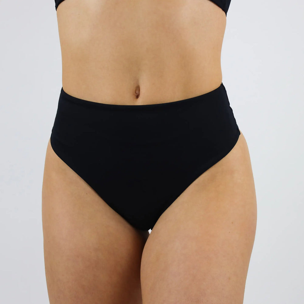 Unsere MYLILY Brazilian Bikini Hose in schwarz. Nachhaltige Bademode zu 100% vegan & nachhaltig von MYLILY organic femcare 