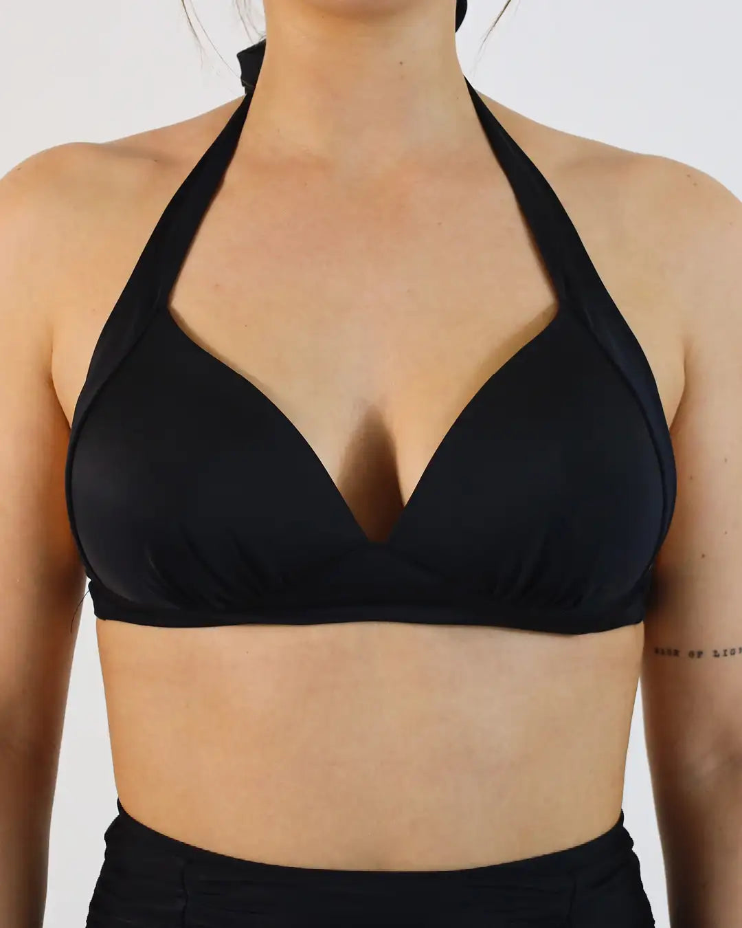 Das MYLILY Neckholder Bikini Oberteil in schwarz ist perfekt geeignet für Frauen mit größeren Brüsten dank dem praktischen, schönen Schnitt.