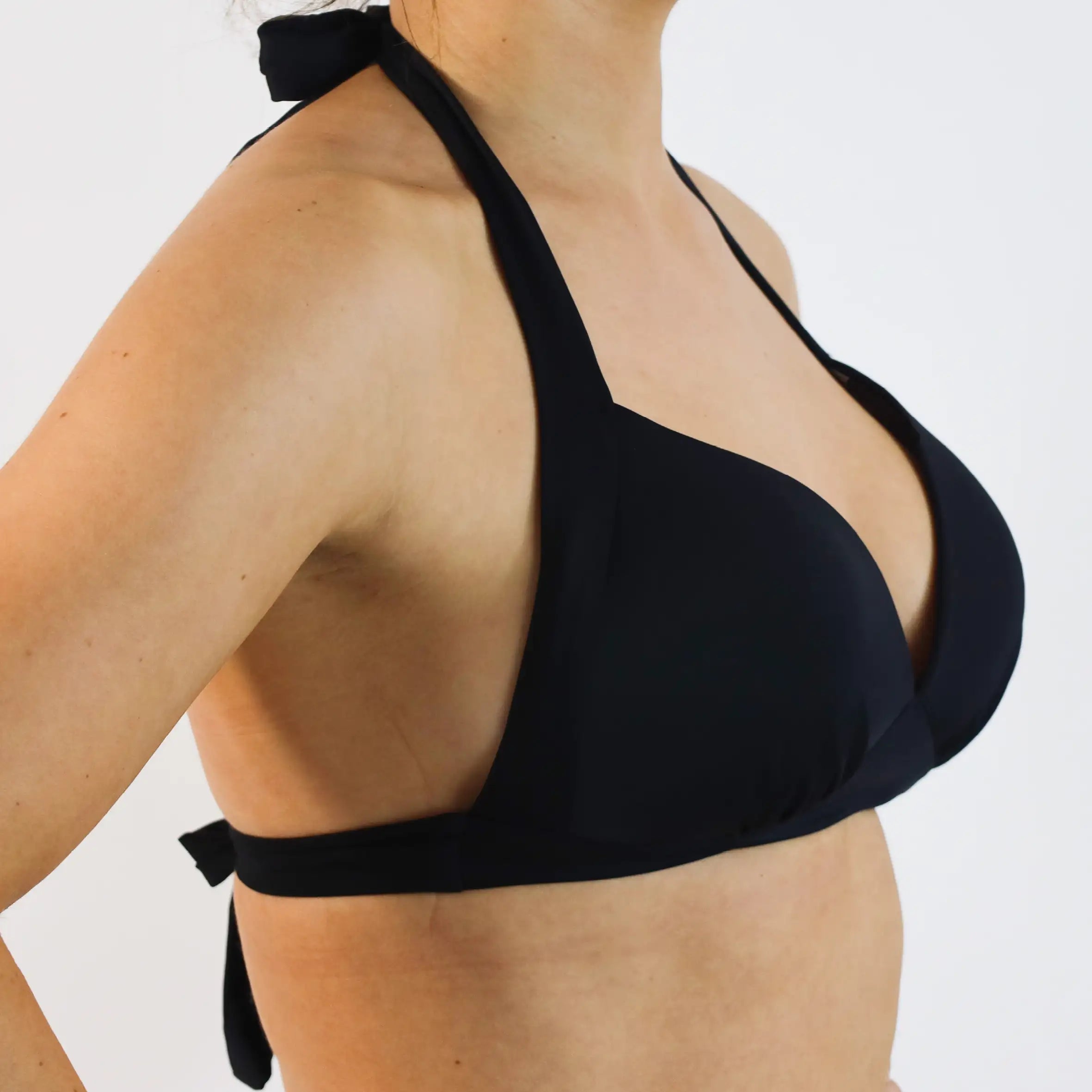 Das MYLILY Bandeau Bikini Oberteil in schwarz ist perfekt geeignet für eine entspannte Zeit am Meer oder Pool. Das Material ist angenehm auf der Haut und der Schnitt schmeichelnd.