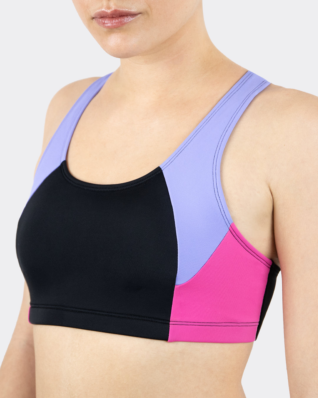 Nahaufnahme MYLILY Teens Sportiv-Bustier schwarz mit lila Racerback-Trägern und pinkfarbenem Colorblock-Detail – sportliches Bikinioberteil für Mädchen, Detailansicht seitlich freigestellt
