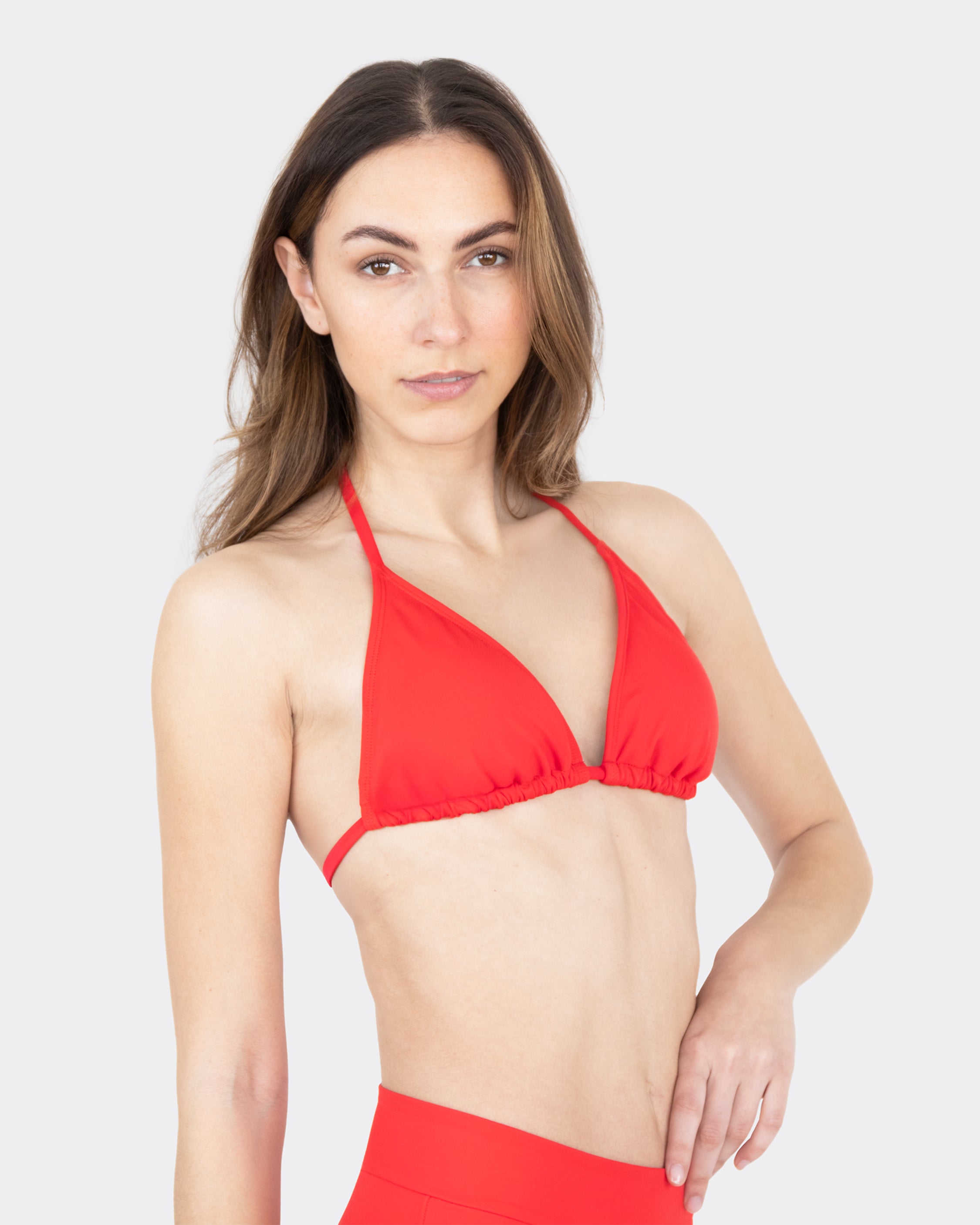 MYLILY Bikini Oberteil Triangle Knallrot – seitliche Frontansicht mit High-Waist-Hose
