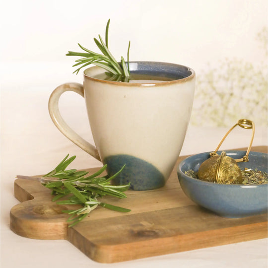 Von der Teekanne in die Tasse - unser MYLILY Tee. Wenn auf deine Periode keinen Verlass ist, nutze den Zyklus Balance Tee, um deinen Hormonhaushalt in ein Gleichgewicht zu bringen.