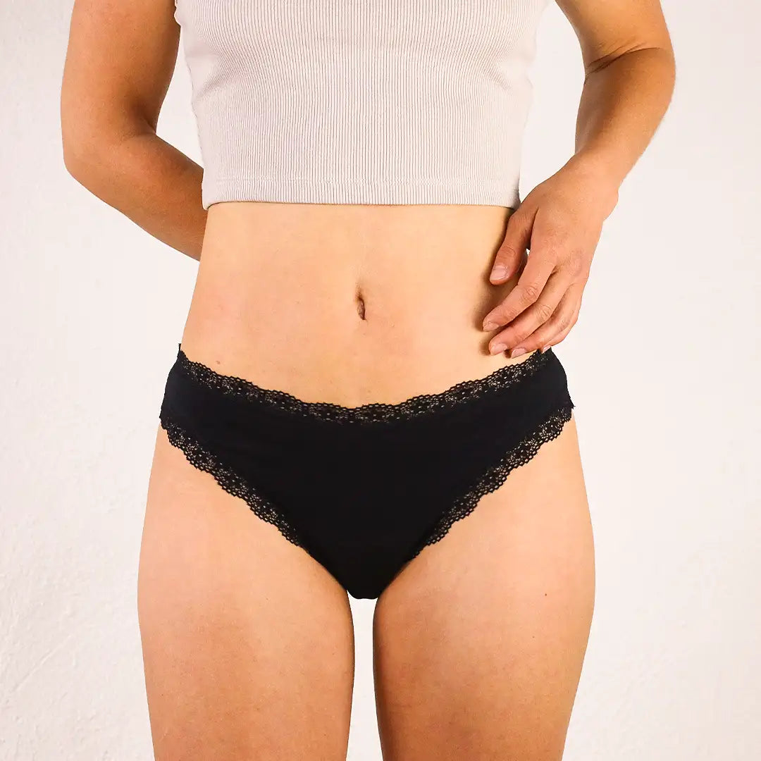 Der Brazilian Strong mit einer Saugstärke von 3 Tampons für Starke Tage. In schwarz und sexy für die Menstruation von Frauen und Mädchen. Sie bietet optimalen Auslaufschutz. Unsere Periodenunterwäsche ohne Biozide.