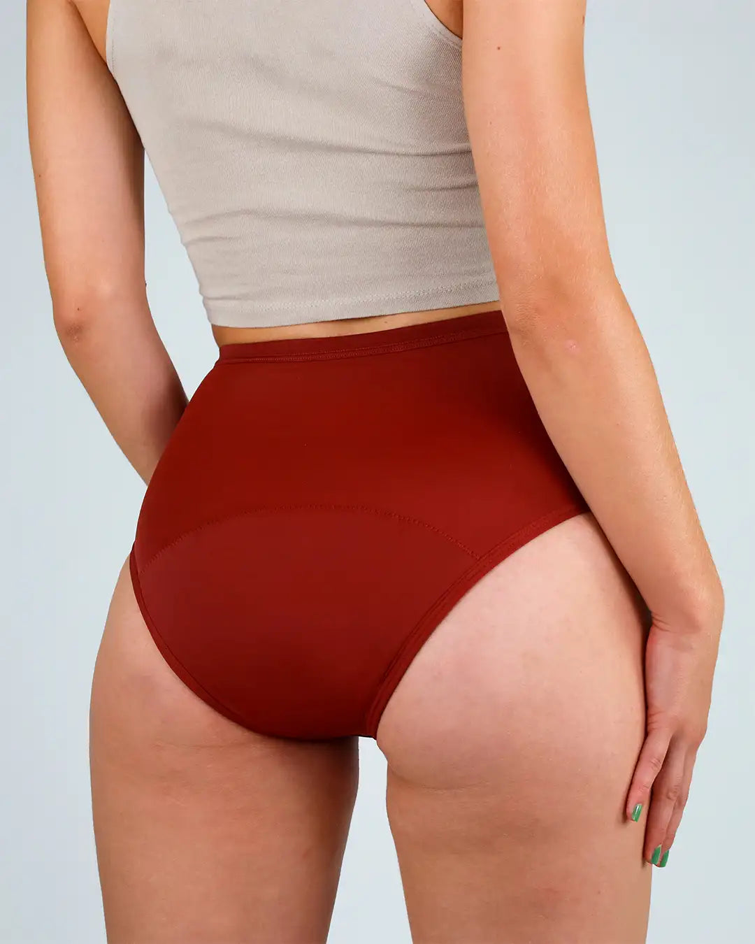 Der High Waist in dunklem rot für die Periode von hinten. Der Bund ist hoch und der Po bedeckt.