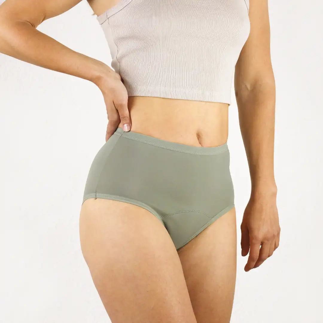 Elegante Pose in der MYLILY High Waist Menstruationsunterwäsche aus bio-baumwolle & nachhaltig.