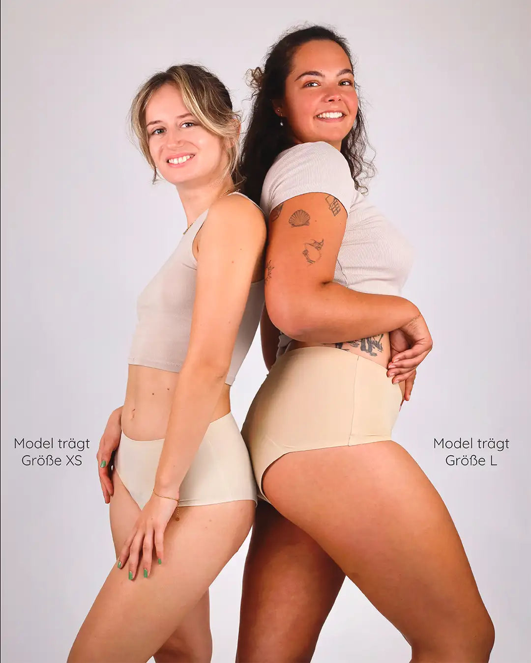 Zwei Models tragen die Größe XS und die Größe L und man sieht, dass der biozidfreie Seamless eine gute Passform bietet. #farbe_beige