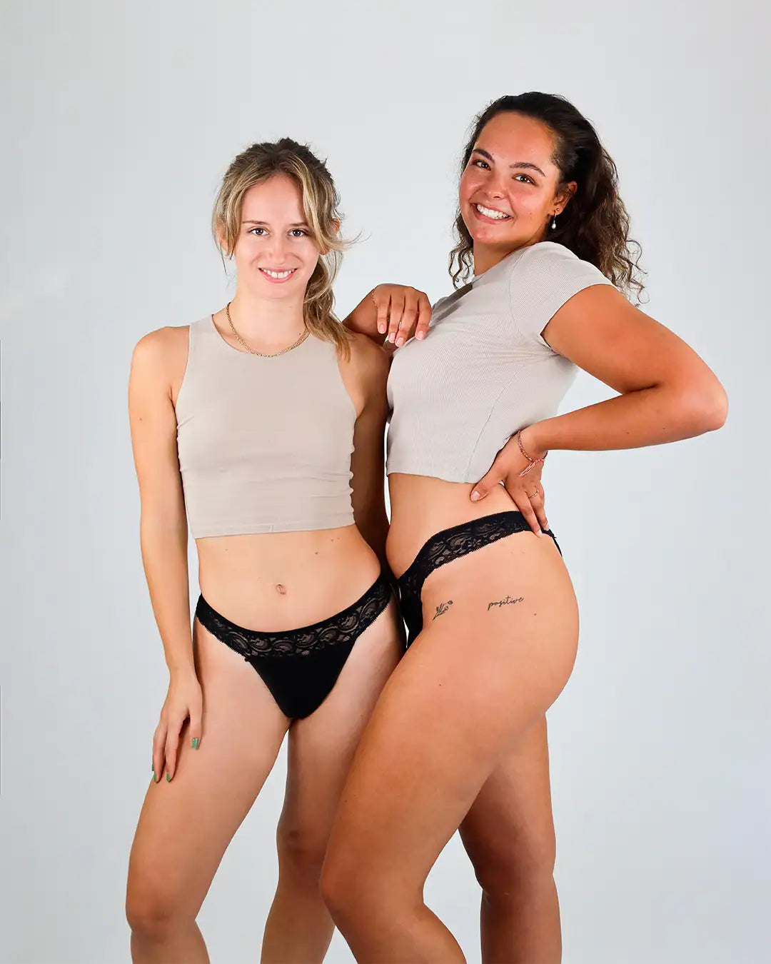 Zwei Models in unseren Periodenunterwäsche Modellen in den Größen XS - XL. Sie sind vegan & bio, biozidfrei. 