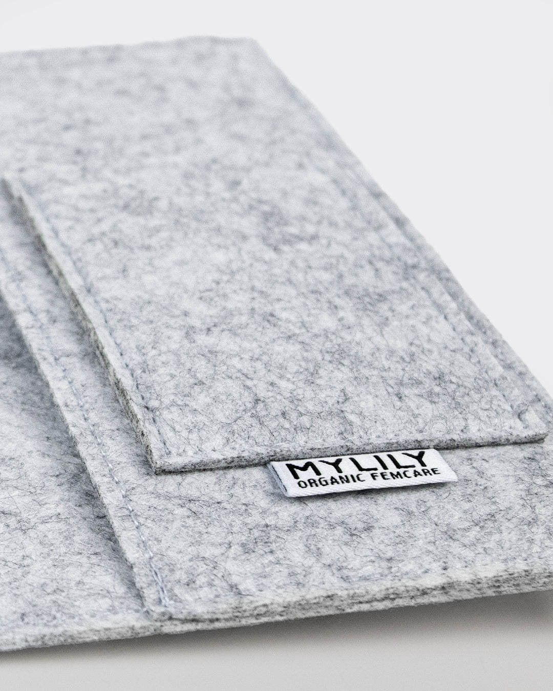 Mutterpasshülle “Hallo kleiner Sonnenschein” aus Filz | Grau mit Regenbogen