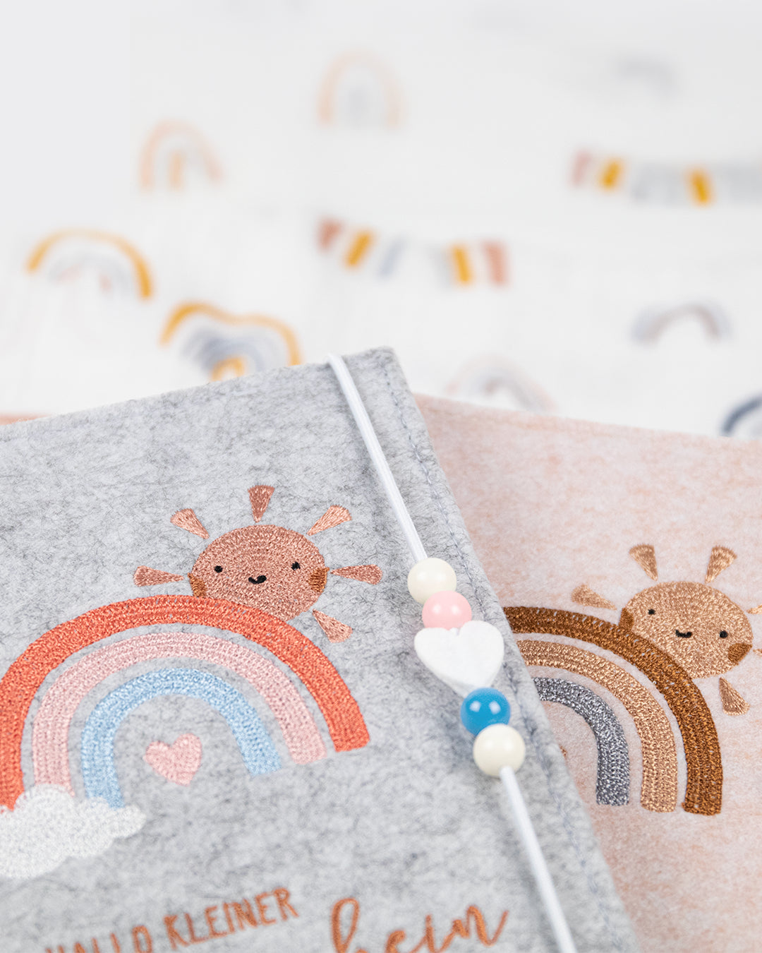 Mutterpasshülle “Hallo kleiner Sonnenschein” aus Filz | Grau mit Regenbogen