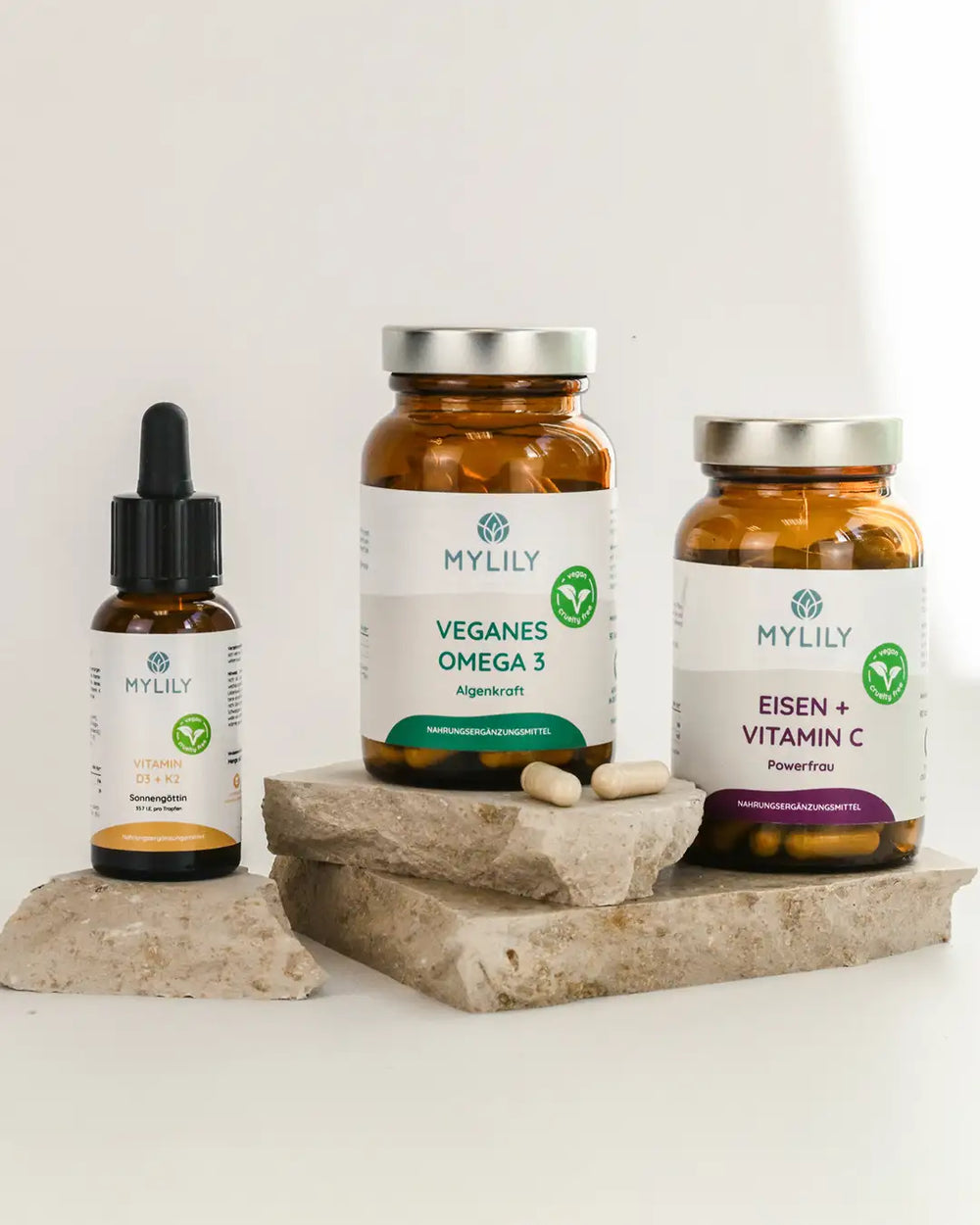 Veganes Omega- 3, Eisen und Vitamin- C, sowie D3 und K" auf Steinplatten platziert.