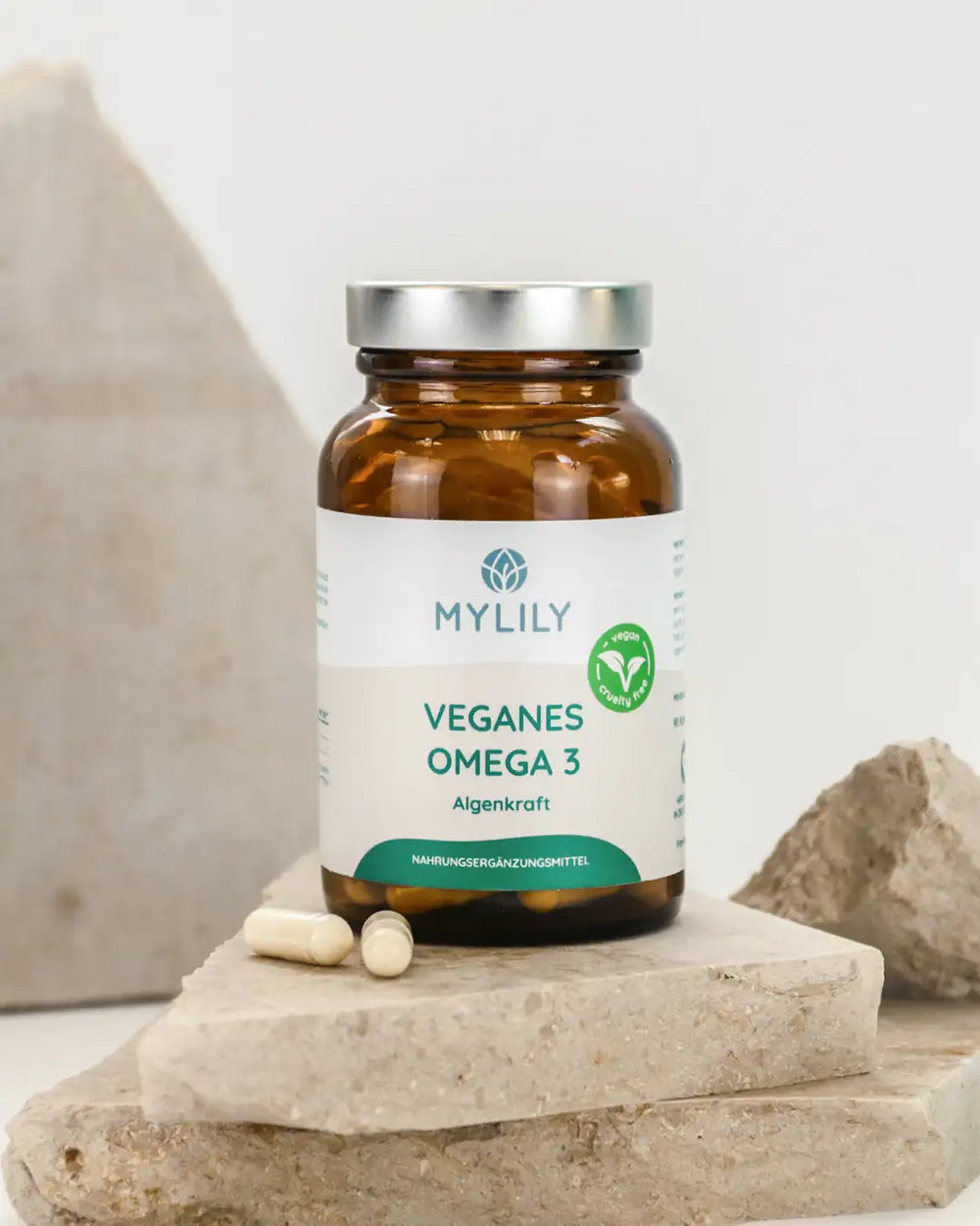 Veganes Omega-3 von MYLILY in plastikfreier Packung: Unterstützt Gehirnleistung und Sehkraft, stehend auf Steinplatten.