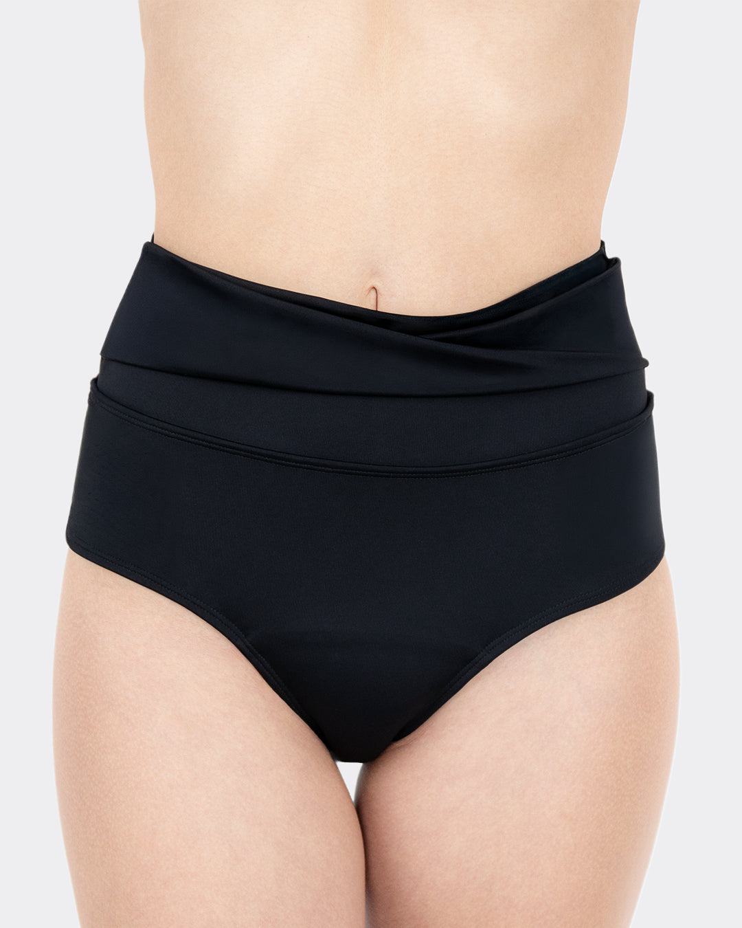 Nahaufnahme schwarze MYLILY High-Waist-Periodenbikinihose mit gerafft-drapierten Bund von vorne – figurformende Periodenbademode mit zuverlässigem Auslaufschutz