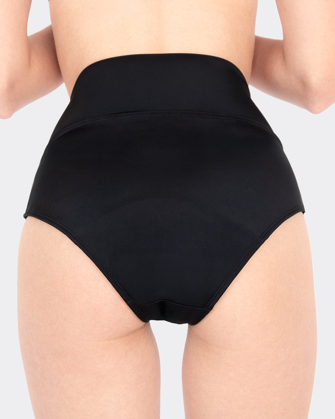 Rückansicht MYLILY schwarze High-Waist-Periodenbikinihose mit breitem Bund – maximale Abdeckung und sicherer Schutz während der Menstruation beim Schwimmen