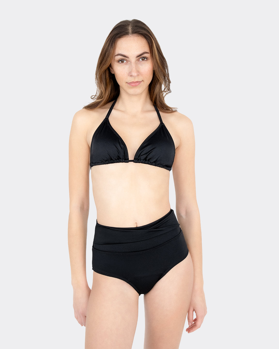 MYLILY Perioden-Bikini Set schwarz: High-Waist-Bikinihose mit Wickeldetail und schwarzes Triangel-Bikinioberteil – Periodenbademode Damen, Frontansicht freigestellt