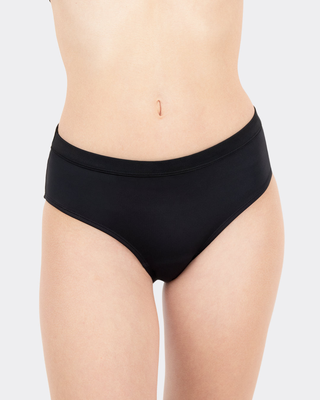 Nahaufnahme schwarze MYLILY Perioden-Bikinihose Cut-Out-Modell von vorne – auslaufsichere Bademode für die Menstruation mit breitem Bund, freigestellt auf hellem Hintergrund