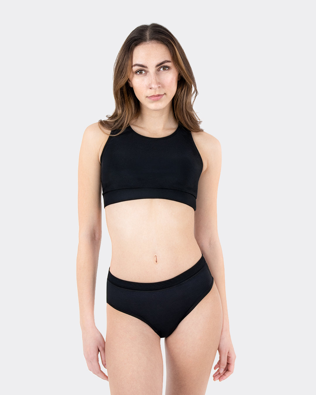 MYLILY Perioden-Bikini Set schwarz: Cut-Out-Bikinihose mit orangem Akzent und schwarzes Crop-Top mit Racerback – Periodenbademode Damen, Frontansicht freigestellt