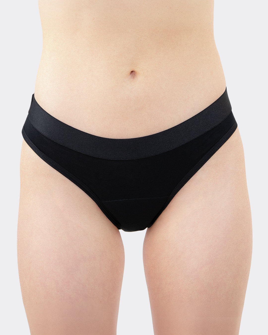 Detailansicht des schwarzen Teens Periodenslips von MYLILY von vorne mit weichem, elastischem Bund