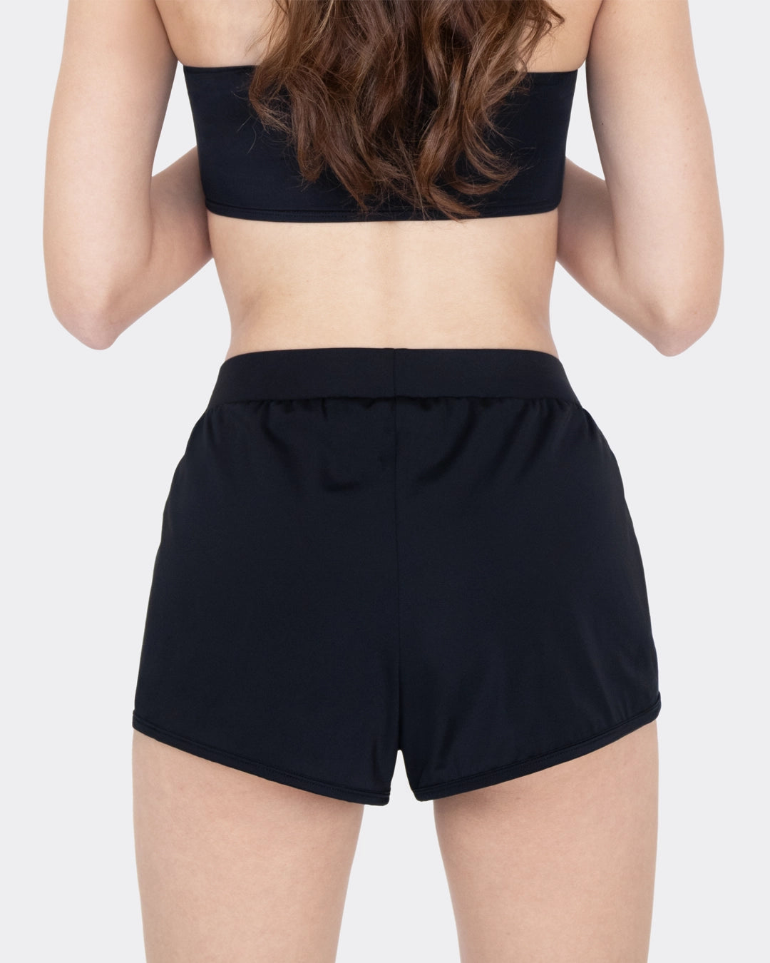 MYLILY Perioden Badeshorts Schwarz – Rückenansicht mit sportlichem Schnitt und Komfortbund