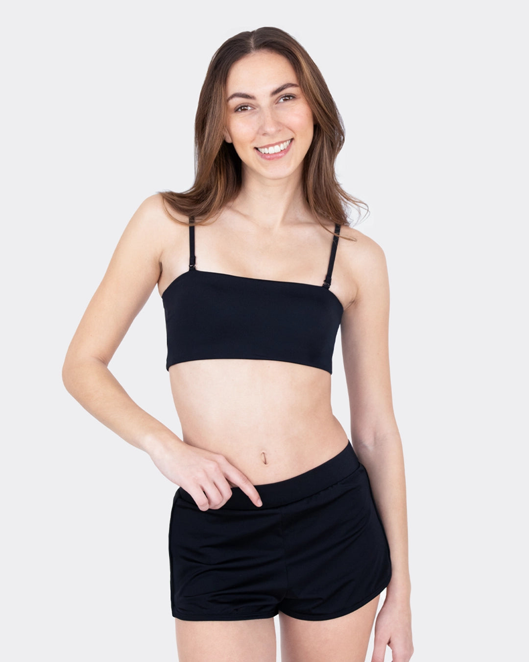 MYLILY Perioden Badeshorts Schwarz – Frontansicht mit passendem Bandeau-Top, sportives Bademode-Set