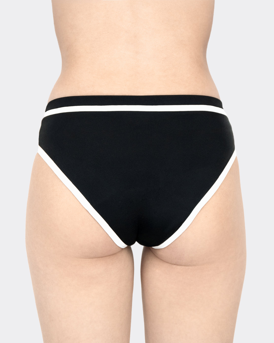 Rückansicht schwarze MYLILY Midwaist-Periodenbikinihose mit weißem Kontraststreifen und Einfassung – Periodenbademode für sicheren Schutz beim Schwimmen
