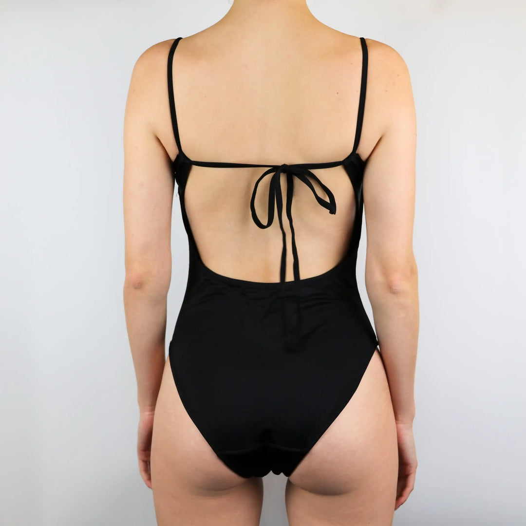 Badeanzug für die Menstruation. Rückenfrei von MYLILY Perioden Bademode. Nachhaltig und bequem mit sexy Rückenausschnitt. Frei von Bioziden
