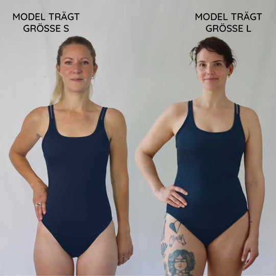 Größenvergleich unsere Perioden Badeanzug Sportiv: Unser Model auf der linken Seite trägt Größe S, das Model auf der rechten Seite trägt Größe L.  #farbe_dunkelblau