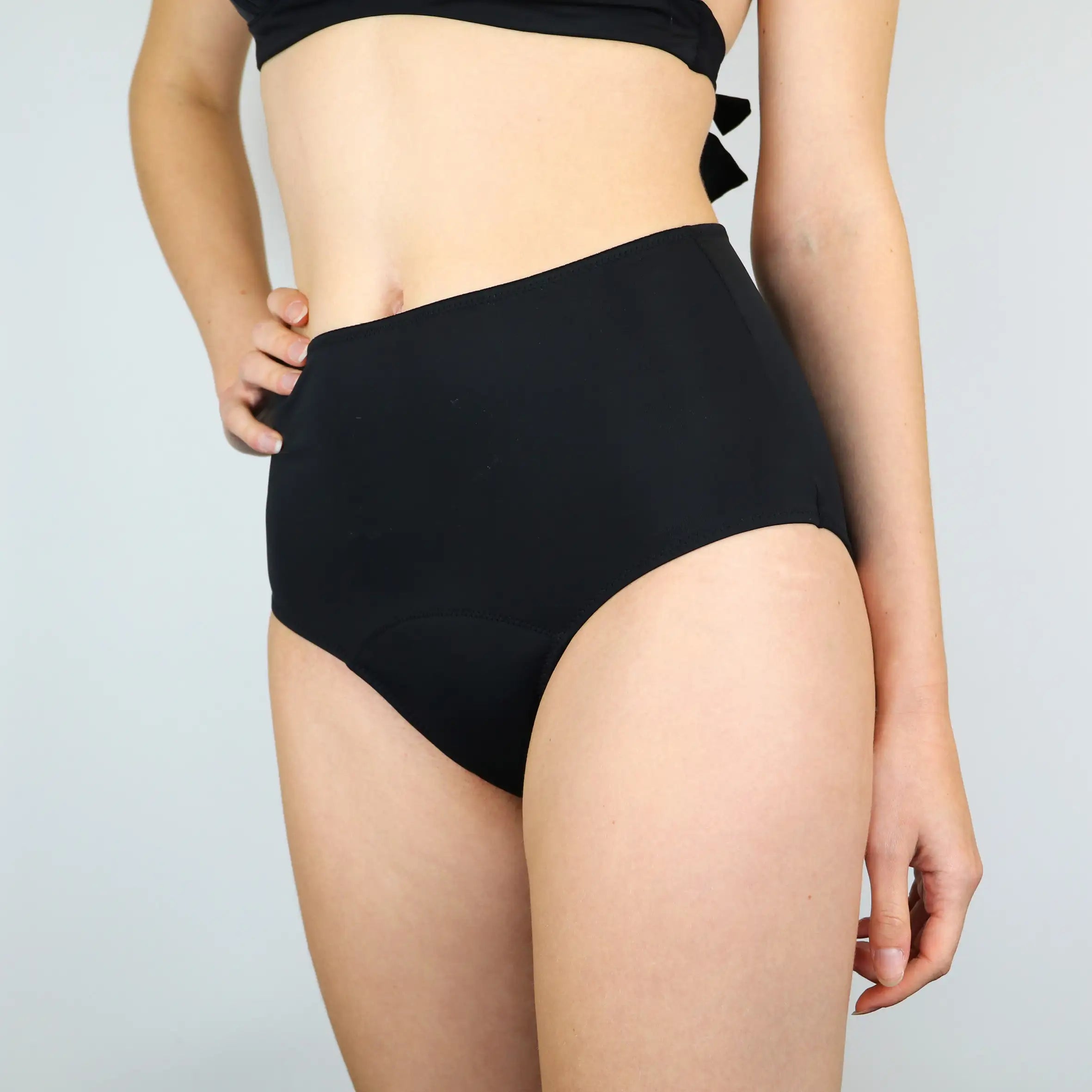 Die High Waist Bikinihose Periode ist auslaufsicher, frei von Bioziden und zu 100% vegan. Geeignet für heiße Sommertage und leichte Tage. Menstruation Bademode für Damen