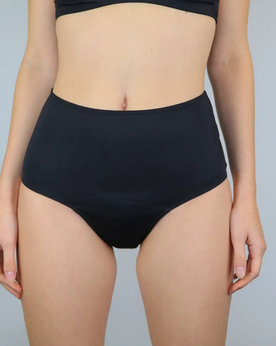 Frau trägt Bikinihose für die Menstruation für leichte Tage. Der Perioden Bikini High Waist ist Biozid frei und nachhaltig.  