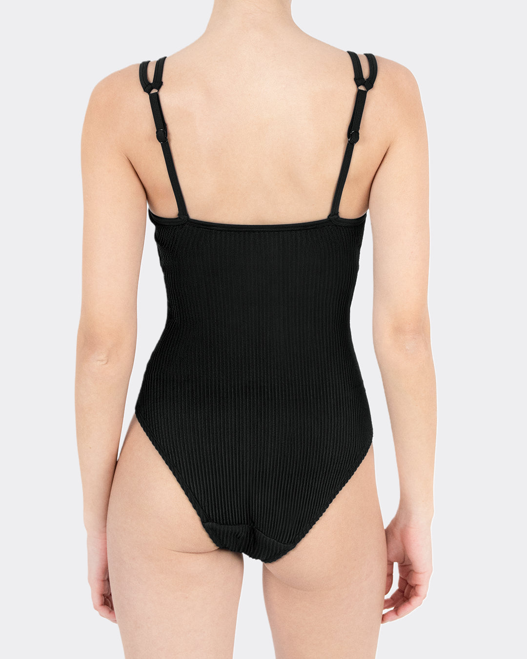 Rückansicht MYLILY Crinkle Perioden-Badeanzug schwarz mit verstellbaren Doppelträgern und glatter Rückseite – sportlich-eleganter Einteiler als Periodenbademode, Rückansicht freigestellt