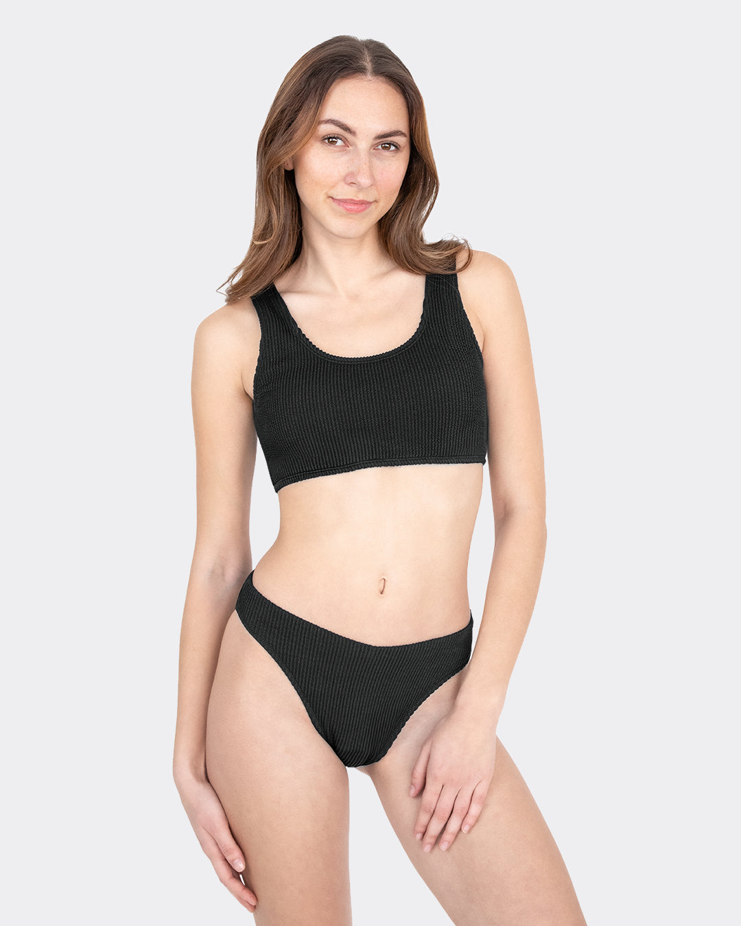 MYLILY Perioden-Bikini Set schwarz im Crinkle-Ripp-Look: V-Shape-Bikinihose mit hohem Beinausschnitt und passendes Crinkle-Crop-Top – trendige Periodenbademode Damen, Frontansicht freigestellt