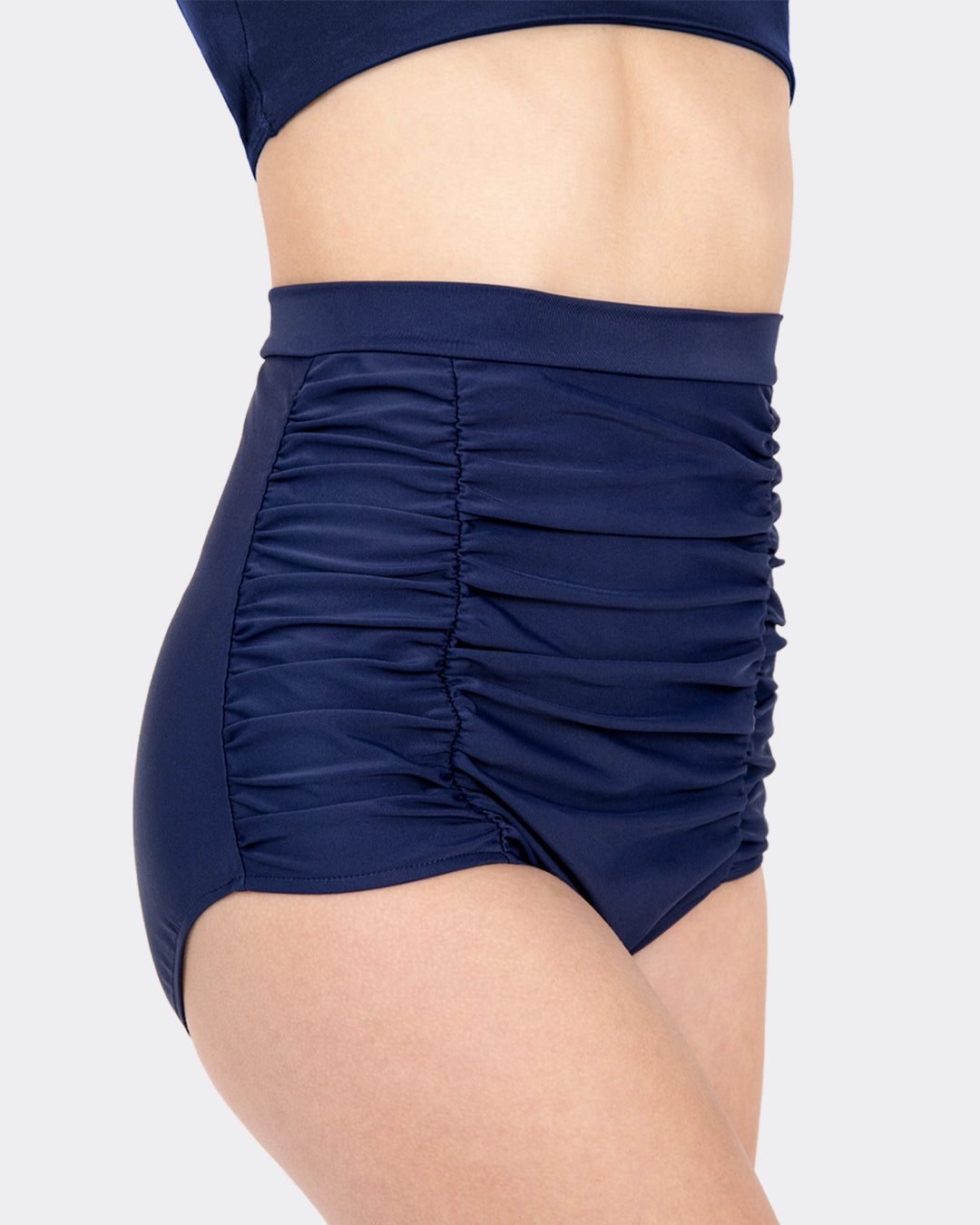 MYLILY marineblaue geraffter High-Waist-Periodenbikinihose Seitenansicht links – Periodenbademode mit Rüschendetail und zuverlässigem Auslaufschutz beim Schwimmen