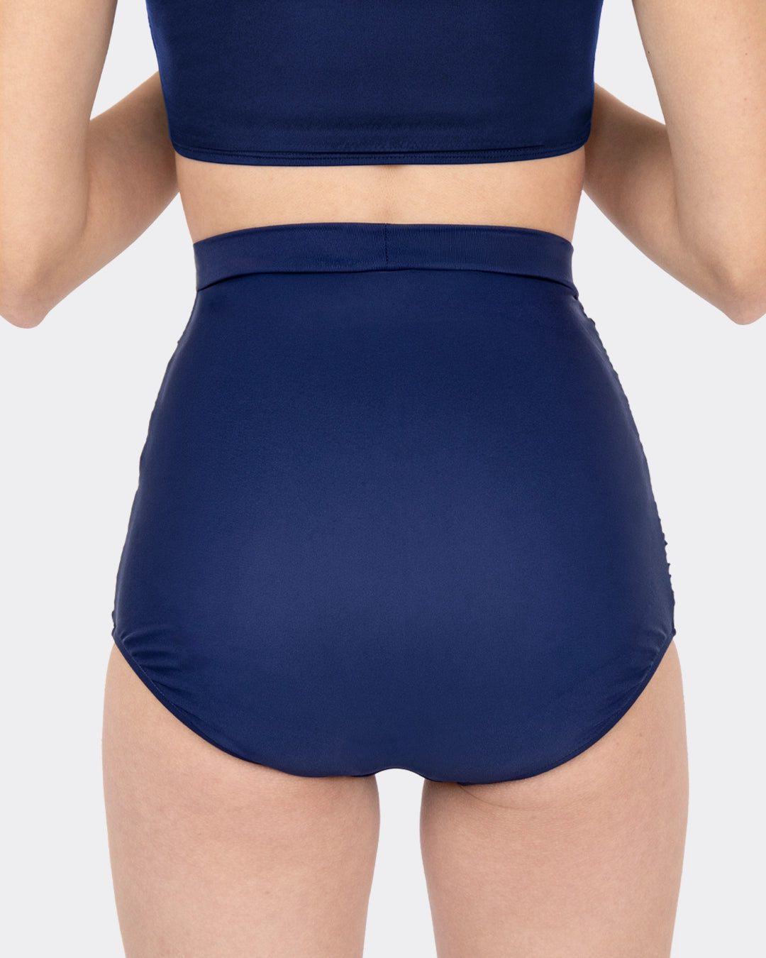 Rückansicht MYLILY marineblaue High-Waist-Periodenbikinihose mit breitem glattem Bund – maximale Abdeckung und sicherer Schutz während der Menstruation, Periodenbademode Damen